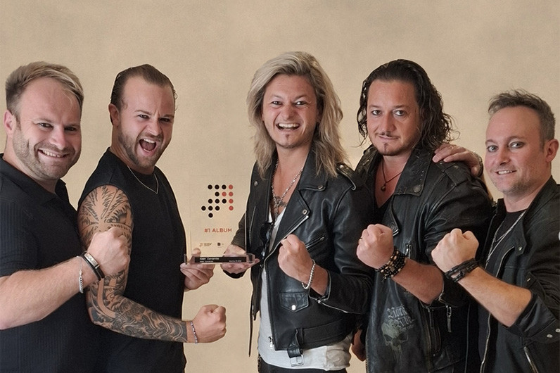 #1 der Offiziellen Deutschen Albumcharts © Kissin' Dynamite
