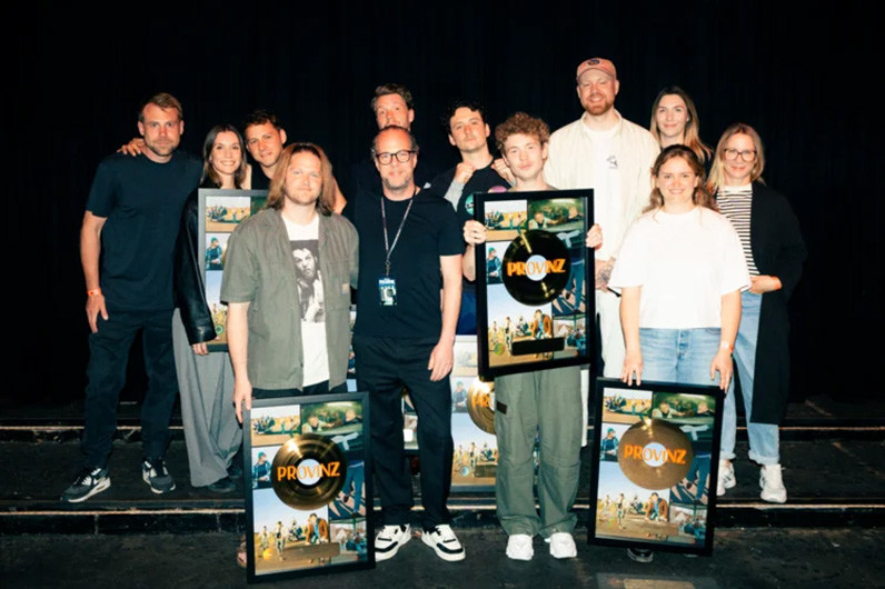 Province with the Warner Music Central Europe team (© Rufus Engelhard)